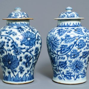 Twee Chinese blauwwitte dekselvazen met lotusslingers, Kangxi — foto 4