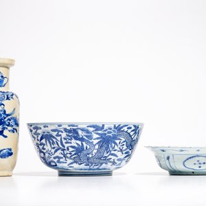 Twee Chinese blauwwitte drakenkommen en een Nanking craquelé rouleau vaas, Wanli en 19e eeuw — foto 3