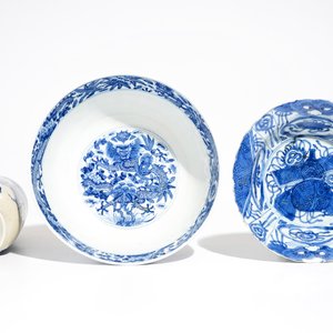 Twee Chinese blauwwitte drakenkommen en een Nanking craquelé rouleau vaas, Wanli en 19e eeuw — foto 7