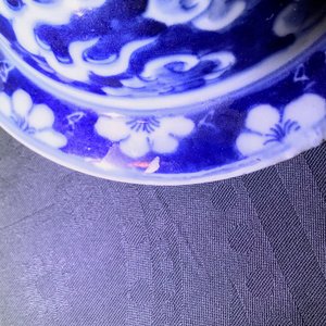 Twee Chinese blauwwitte en famille rose dekselvazen, 19/20e eeuw — foto 11