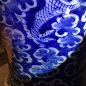 Twee Chinese blauwwitte en famille rose dekselvazen, 19/20e eeuw — foto 14
