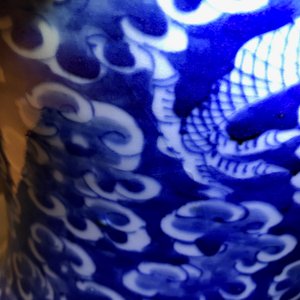 Twee Chinese blauwwitte en famille rose dekselvazen, 19/20e eeuw — foto 15