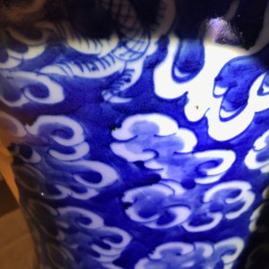 Twee Chinese blauwwitte en famille rose dekselvazen, 19/20e eeuw — foto 16