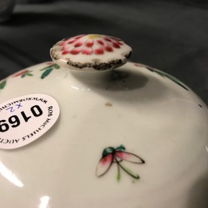 Twee Chinese blauwwitte en famille rose dekselvazen, 19/20e eeuw — foto 22