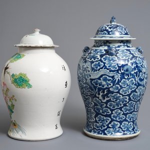 Twee Chinese blauwwitte en famille rose dekselvazen, 19/20e eeuw — foto 4