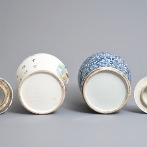 Twee Chinese blauwwitte en famille rose dekselvazen, 19/20e eeuw — foto 6