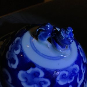 Twee Chinese blauwwitte en famille rose dekselvazen, 19/20e eeuw — foto 9