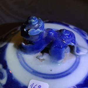 Twee Chinese blauwwitte en famille rose dekselvazen, 19/20e eeuw — foto 10