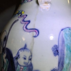 Twee Chinese blauwwitte en famille rose vazen, 19e eeuw — foto 10