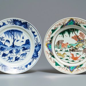 Twee Chinese blauwwitte en famille verte borden met 'De acht paarden van Wang Mu', Kangxi — foto 1
