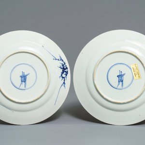Twee Chinese blauwwitte en famille verte borden met 'De acht paarden van Wang Mu', Kangxi — foto 2