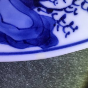 Twee Chinese blauwwitte en famille verte borden met 'De acht paarden van Wang Mu', Kangxi — foto 6