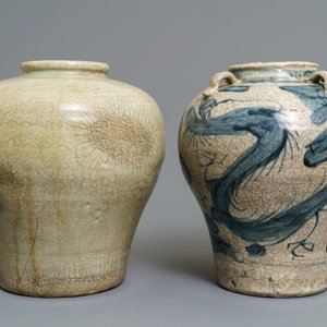 Twee Chinese blauwwitte en monochrome Swatow potten, Ming — foto 3