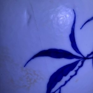 Twee Chinese blauwwitte en wucai vazen, Yongzheng en Wanli merken, 19e eeuw — foto 17