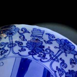 Twee Chinese blauwwitte gelobde borden met figuren, Kangxi merk en periode — foto 13