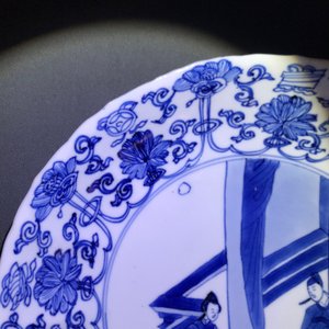 Twee Chinese blauwwitte gelobde borden met figuren, Kangxi merk en periode — foto 16
