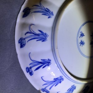 Twee Chinese blauwwitte gelobde borden met figuren, Kangxi merk en periode — foto 17