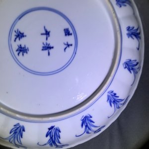 Twee Chinese blauwwitte gelobde borden met figuren, Kangxi merk en periode — foto 18