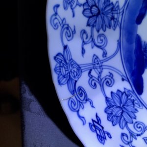 Twee Chinese blauwwitte gelobde borden met figuren, Kangxi merk en periode — foto 5