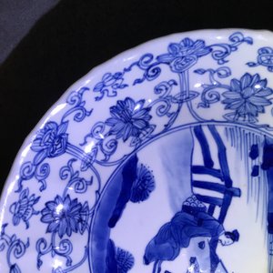 Twee Chinese blauwwitte gelobde borden met figuren, Kangxi merk en periode — foto 6