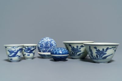 Twee Chinese blauwwitte Hatcher Cargo kommen, twee dekseldoosjes en twee wijnkoppen, Transitie periode