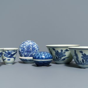 Twee Chinese blauwwitte Hatcher Cargo kommen, twee dekseldoosjes en twee wijnkoppen, Transitie periode — foto 1
