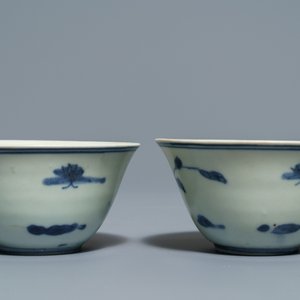 Twee Chinese blauwwitte Hatcher Cargo kommen, twee dekseldoosjes en twee wijnkoppen, Transitie periode — foto 3
