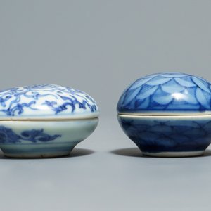Twee Chinese blauwwitte Hatcher Cargo kommen, twee dekseldoosjes en twee wijnkoppen, Transitie periode — foto 6