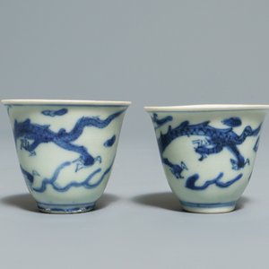 Twee Chinese blauwwitte Hatcher Cargo kommen, twee dekseldoosjes en twee wijnkoppen, Transitie periode — foto 10