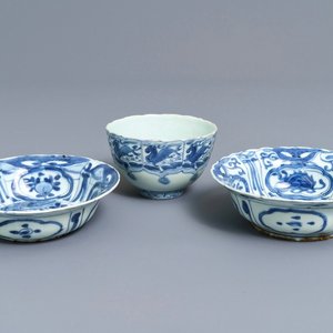 Twee Chinese blauwwitte klapmuts kommen en een kom met 'vlammende paarden', Wanli — foto 1