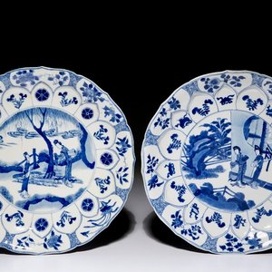 Twee Chinese blauwwitte lotusvormige schotels met dames in een tuin, Chenghua merk, Kangxi — foto 1