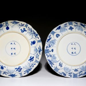 Twee Chinese blauwwitte lotusvormige schotels met dames in een tuin, Chenghua merk, Kangxi — foto 2