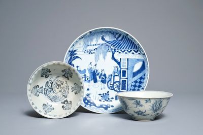 Twee Chinese blauwwitte Ming-kommen en een bord, Kangxi
