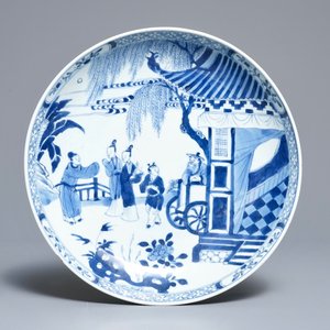 Twee Chinese blauwwitte Ming-kommen en een bord, Kangxi — foto 2