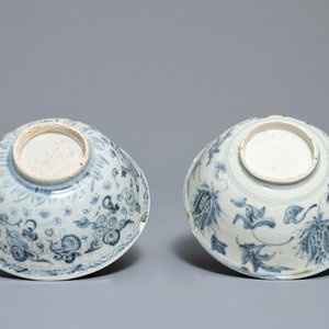 Twee Chinese blauwwitte Ming-kommen en een bord, Kangxi — foto 5
