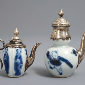 Twee Chinese blauwwitte miniatuur theepotjes met zilver montuur, Kangxi — foto 4