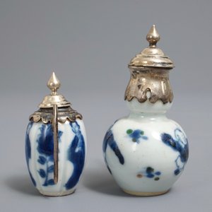 Twee Chinese blauwwitte miniatuur theepotjes met zilver montuur, Kangxi — foto 5