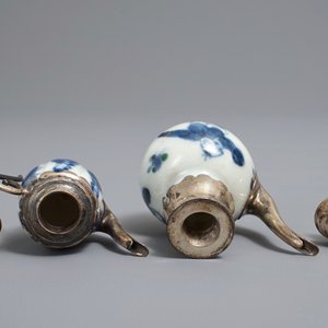 Twee Chinese blauwwitte miniatuur theepotjes met zilver montuur, Kangxi — foto 6