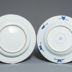 Twee Chinese blauwwitte schotels met floraal decor, Kangxi en Qianlong — foto 2
