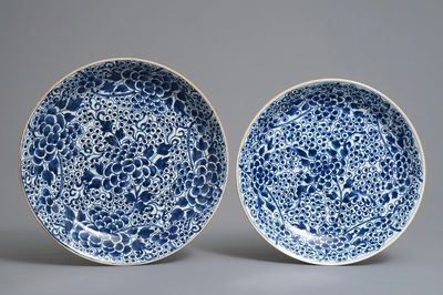Twee Chinese blauwwitte schotels met pioendecor, Kangxi