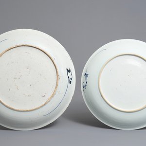Twee Chinese blauwwitte schotels met pioendecor, Kangxi — foto 2