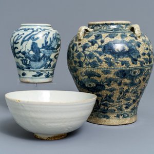 Twee Chinese blauwwitte Swatow potten en een kom, Ming — foto 1