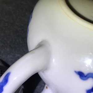 Twee Chinese blauwwitte theepotten met deksels, Jiajing en Yu merken, Kangxi — foto 12