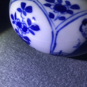 Twee Chinese blauwwitte theepotten met deksels, Jiajing en Yu merken, Kangxi — foto 14