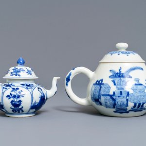 Twee Chinese blauwwitte theepotten met deksels, Jiajing en Yu merken, Kangxi — foto 2