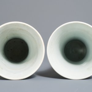 Twee Chinese blauwwitte trechtervormige vazen met floraal decor, Hatcher cargo, Transitie periode — foto 7