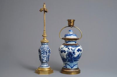 Twee Chinese blauwwitte vazen als lampen gemonteerd, Kangxi en 19e eeuw