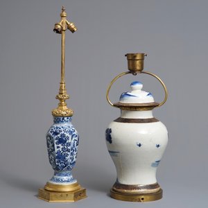 Twee Chinese blauwwitte vazen als lampen gemonteerd, Kangxi en 19e eeuw — foto 3