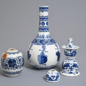 Twee Chinese blauwwitte vazen, een kandelaar en een penselenwasser, 19e eeuw — foto 1