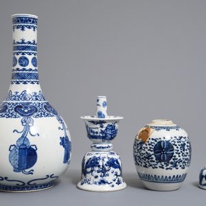 Twee Chinese blauwwitte vazen, een kandelaar en een penselenwasser, 19e eeuw — foto 2